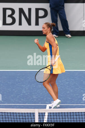 Kiev, Ucraina. 16 Aprile, 2016. Kateryna BONDARENKO dell'Ucraina reagisce dopo aver vinto la BNP Paribas FedCup match contro Maria Irigoyen di Argentina a Campa Bucha Tennis Club a Kiev, Ucraina. Credito: Oleksandr Prykhodko/Alamy Live News Foto Stock