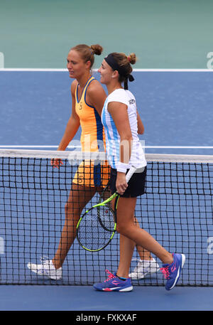 Kiev, Ucraina. 16 Aprile, 2016. Kateryna BONDARENKO dell'Ucraina (L) reagisce dopo aver vinto la BNP Paribas FedCup match contro Maria Irigoyen di Argentina a Campa Bucha Tennis Club a Kiev, Ucraina. Credito: Oleksandr Prykhodko/Alamy Live News Foto Stock