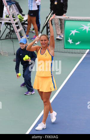 Kiev, Ucraina. 16 Aprile, 2016. Kateryna BONDARENKO dell'Ucraina reagisce dopo aver vinto la BNP Paribas FedCup match contro Maria Irigoyen di Argentina a Campa Bucha Tennis Club a Kiev, Ucraina. Credito: Oleksandr Prykhodko/Alamy Live News Foto Stock