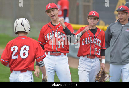 Albuquerque, NM, Stati Uniti d'America. Xvi Apr, 2016. 041616.Albuquerque dell Accademia #11 Sebastian Baca e #23 Mikey Martinez mi congratulo con #26 Chase Weissenborn dopo ha segnato durante la prima partita di sabato il collettore doppio contro San Pio X a San Pio X, Aprile 16, 2016 in Albuquerque, N.M. © Marla Brose/Albuquerque ufficiale/ZUMA filo/Alamy Live News Foto Stock