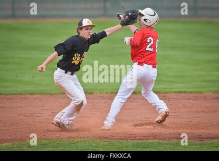 Albuquerque, NM, Stati Uniti d'America. Xvi Apr, 2016. 041616.San Pio X #4 CJ Bachechi, sinistra, Cerca per tag out Albuquerque dell Accademia #26 Chase Weissenborn, destro in corrispondenza della seconda base, durante la prima partita di sabato il collettore doppio a San Pio X, Aprile 16, 2016 in Albuquerque, N.M. © Marla Brose/Albuquerque ufficiale/ZUMA filo/Alamy Live News Foto Stock