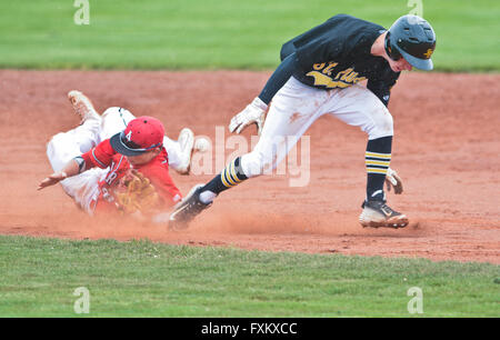 Albuquerque, NM, Stati Uniti d'America. Xvi Apr, 2016. 041616.San Pio X #2 Ryan McGaha, destra got tagged fuori da Albuquerque dell Accademia #26 Chase Weissenborn, sinistra, tra la prima e la seconda base durante la prima partita di sabato il collettore doppio a San Pio X, Aprile 16, 2016 in Albuquerque, N.M. © Marla Brose/Albuquerque ufficiale/ZUMA filo/Alamy Live News Foto Stock