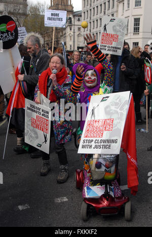 Londra REGNO UNITO 16 aprile 2016 un centinaio di migliaia di persone si è trasformata in marzo a Londra a Trafalgar Square per protestare contro il Partito conservatore di austerità per guidare sotto il PM David Cameron. Credito: JOHNNY ARMSTEAD/Alamy Live News Foto Stock