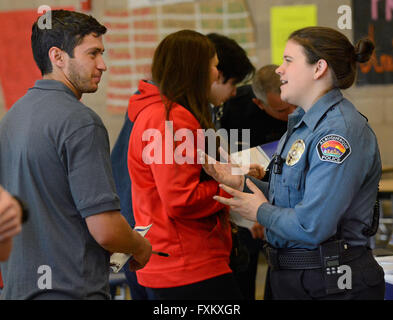 Albuquerque, NM, Stati Uniti d'America. Xvi Apr, 2016. Michael Fahey colloqui con investigatore della scena del crimine Amanda Riechers all'APD il reclutamento di job fair al patrimonio Atrisco High School. Sabato, Aprile. 16, 2016. © Jim Thompson/Albuquerque ufficiale/ZUMA filo/Alamy Live News Foto Stock