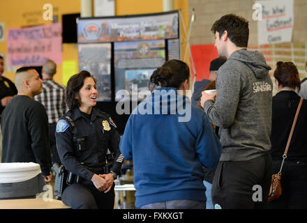 Albuquerque, NM, Stati Uniti d'America. Xvi Apr, 2016. Detective Michelle parla inglese con Dana Ashcraft e Gesù Rios durante il reclutamento APD job fair al patrimonio Atrisco High School. Sabato, Aprile. 16, 2016. © Jim Thompson/Albuquerque ufficiale/ZUMA filo/Alamy Live News Foto Stock