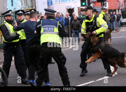 Portsmouth, Hampshire, Regno Unito. 16 Aprile, 2016. La polizia chiuse la strada come le tasche dei tifosi ha preso la loro frustrazione come il gioco è stata strappata in ritardo su da Plymouth a Fratton Park questo pomeriggio. Due obiettivi in ritardo nello spazio di un minuto guadagnato Plymouth una preziosa vittoria su play-off rivali di Portsmouth. Michael Smith di immersioni testata Pompeo diede il conduttore prima di Gary Roberts ha girato oltre dopo il dribbling attraverso. Danny Hollands e Christian Burgess aveva la possibilità di estendere la loro piombo ma sono stati puniti su 86 minuti. Credito: uknip/Alamy Live News Foto Stock