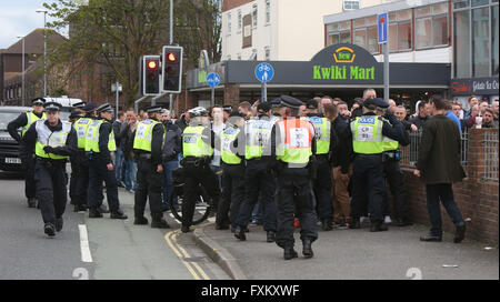 Portsmouth, Hampshire, Regno Unito. 16 Aprile, 2016. La polizia chiuse la strada come le tasche dei tifosi ha preso la loro frustrazione come il gioco è stata strappata in ritardo su da Plymouth a Fratton Park questo pomeriggio. Due obiettivi in ritardo nello spazio di un minuto guadagnato Plymouth una preziosa vittoria su play-off rivali di Portsmouth. Michael Smith di immersioni testata Pompeo diede il conduttore prima di Gary Roberts ha girato oltre dopo il dribbling attraverso. Danny Hollands e Christian Burgess aveva la possibilità di estendere la loro piombo ma sono stati puniti su 86 minuti. Credito: uknip/Alamy Live News Foto Stock