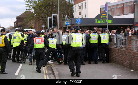 Portsmouth, Hampshire, Regno Unito. 16 Aprile, 2016. La polizia chiuse la strada come le tasche dei tifosi ha preso la loro frustrazione come il gioco è stata strappata in ritardo su da Plymouth a Fratton Park questo pomeriggio. Due obiettivi in ritardo nello spazio di un minuto guadagnato Plymouth una preziosa vittoria su play-off rivali di Portsmouth. Michael Smith di immersioni testata Pompeo diede il conduttore prima di Gary Roberts ha girato oltre dopo il dribbling attraverso. Danny Hollands e Christian Burgess aveva la possibilità di estendere la loro piombo ma sono stati puniti su 86 minuti. Credito: uknip/Alamy Live News Foto Stock