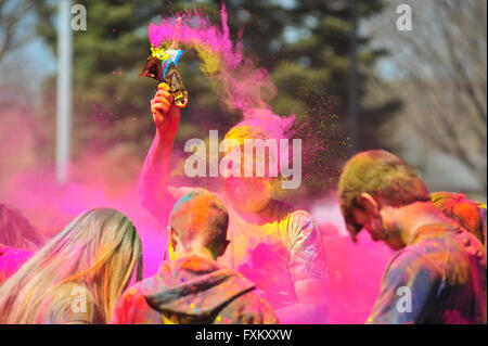 London, Ontario, Canada, 16 aprile un uomo getta polvere colorata all'annuale Hindu Holi celebrazione a Londra, Ontario. Holi è noto come il festival di colori e vede i partecipanti di gettare polvere colorata in aria per celebrare l avvento della primavera. Credito: Jonny bianco/Alamy Live News Foto Stock