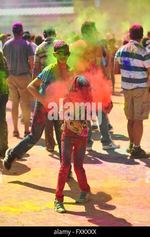 London, Ontario, Canada, 16 Aprile 2016.I bambini buttare polveri colorate a ciascun altro all annuale Holi indù in festa a Londra, Ontario. Holi è noto come il festival di colori e vede i partecipanti di gettare polvere colorata in aria per celebrare l avvento della primavera. Credito: Jonny bianco/Alamy Live News Foto Stock