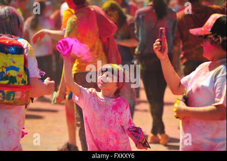 London, Ontario, Canada, 16 Aprile 2016.un po' alla ragazza indù annuale Holi celebrazione a Londra, Ontario. Holi è noto come il festival di colori e vede i partecipanti di gettare polvere colorata in aria per celebrare l avvento della primavera. Credito: Jonny bianco/Alamy Live News Foto Stock