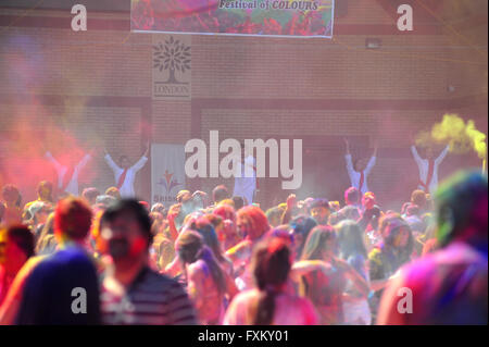 London, Ontario, Canada, 16 aprile 2016. Ballerini eseguono sul palco dell'indù annuale Holi celebrazione a Londra, Ontario. Holi è noto come il festival di colori e vede i partecipanti di gettare polvere colorata in aria per celebrare l avvento della primavera. Credito: Jonny bianco/Alamy Live News Foto Stock