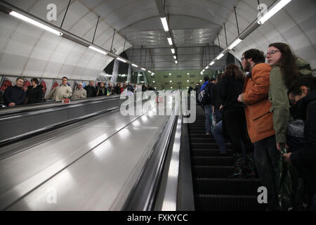 Londra 16 Aprile 2016 - A sei mesi di regime di prova inizia il 18 aprile 2016 che vedrà i pendolari alla stazione di Holborn a stare su entrambi i lati della scala mobile piuttosto che a piedi. Credito: Dinendra Haria/Alamy Live News Foto Stock