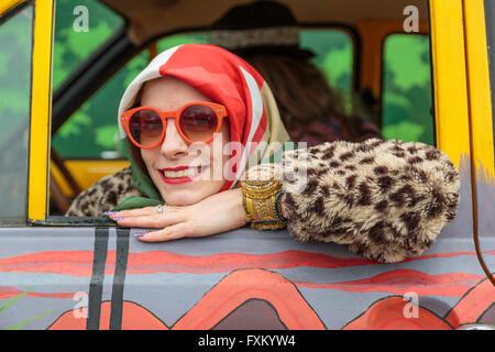 Londra, Regno Unito. Xvi Apr, 2016. Un espositore a Classic Car Boot Vendita di King Cross London UK Credit: Phil Magic/Alamy Live News Foto Stock