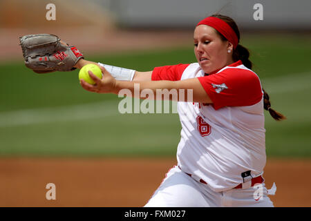 Houston, TX, Stati Uniti d'America. Xvi Apr, 2016. Houston brocca Julana Shrum #8 offre un passo durante il NCAA softball gioco tra Houston e Central Florida da Cougar Softball Stadium di Houston, TX. UCF ha vinto, 8-3. Immagine di credito: Erik Williams/Cal Sport Media/Alamy Live News Foto Stock