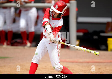 Houston, TX, Stati Uniti d'America. Xvi Apr, 2016. Houston diritto fielder Elise LeBeouf #21 oscilla per un doppio durante il NCAA softball gioco tra Houston e Central Florida da Cougar Softball Stadium di Houston, TX. UCF ha vinto, 8-3. Immagine di credito: Erik Williams/Cal Sport Media/Alamy Live News Foto Stock