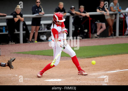 Houston, TX, Stati Uniti d'America. Xvi Apr, 2016. Houston brocca Savannah Heebner #5 altalene per un RBI singolo fino a metà durante il NCAA softball gioco tra Houston e Central Florida da Cougar Softball Stadium di Houston, TX. UCF ha vinto, 8-3. Immagine di credito: Erik Williams/Cal Sport Media/Alamy Live News Foto Stock