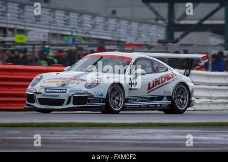 Circuito di Silverstone Northamptonshire UK. Xvi Apr, 2016. Round 3 della Porsche Carrera Cup GB 2016. #40 Graeme MUNDY (GBR) © Azione Sport Plus/Alamy Live News Foto Stock