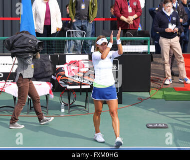 Kiev, Ucraina. 16 Aprile, 2016. Lesia Tsurenko dell'Ucraina reagisce dopo aver vinto la BNP Paribas FedCup match contro Nadia Podoroska di Argentina a Campa Bucha Tennis Club a Kiev, Ucraina. Credito: Oleksandr Prykhodko/Alamy Live News Foto Stock