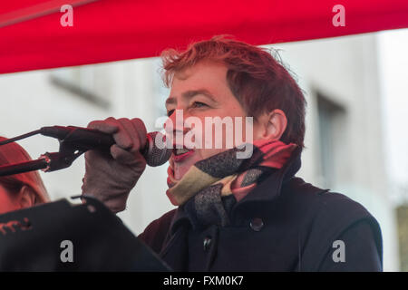 Londra, Regno Unito. 16 Aprile, 2016. CND Sedia Kate Hudson parla prima di marzo a Londra nel gruppo dei popoli contro l'austerità marzo chiedendo la fine della privatizzazione del NHS, abitazioni sicure per tutti, affitto di controllo e un fine agli attacchi sugli alloggi sociali, un fine agli impieghi precari e la demolizione del Sindacato di Bill, le tasse di iscrizione e la marketisation dell'istruzione. Peter Marshall / Alamy Live News Foto Stock