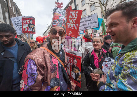 Londra, Regno Unito. 16 Aprile, 2016. Molte migliaia di venire a marzo a Londra nel gruppo dei popoli contro l'austerità marzo chiedendo la fine della privatizzazione del NHS, abitazioni sicure per tutti, affitto di controllo e un fine agli attacchi sugli alloggi sociali, un fine agli impieghi precari e la demolizione del Sindacato di Bill, le tasse di iscrizione e la marketisation dell'istruzione. Peter Marshall / Alamy Live News Foto Stock