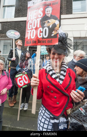 Londra, Regno Unito. 16 Aprile, 2016. Molte migliaia di venire a marzo a Londra nel gruppo dei popoli contro l'austerità marzo chiedendo la fine della privatizzazione del NHS, abitazioni sicure per tutti, affitto di controllo e un fine agli attacchi sugli alloggi sociali, un fine agli impieghi precari e la demolizione del Sindacato di Bill, le tasse di iscrizione e la marketisation dell'istruzione. Peter Marshall / Alamy Live News Foto Stock