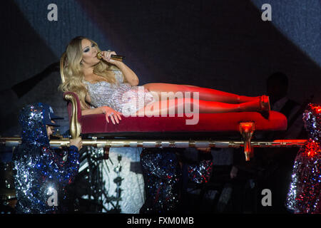 Milano Italia. Il 16 aprile 2016. Il cantante-cantautore e attrice mariah carey esibirsi dal vivo sul palco al Mediolanum Forum durante la 'Sweet sweet Fantasy Tour' Credito: Rodolfo Sassano/Alamy Live News Foto Stock