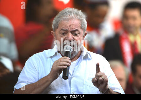 Ex presidente brasiliano Luiz Inacio Lula da Silva rally sostenitori contro l impeachment del suo pupillo Presidente Dilma Rousseff Aprile 16, 2016 a Brasilia, Brasile. Rousseff e Lula da Silva sono immeshed in un enorme scandalo di corruzione. Foto Stock