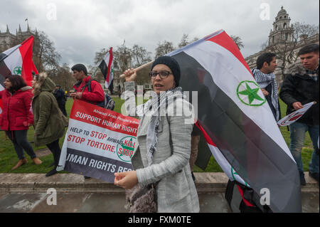 Londra, Regno Unito. Xvi Apr, 2016. Gli Arabi Ahwazi a Londra hanno dimostrato in solidarietà con proteste contro il governo in Iran ogni aprile dal 2005, anniversario della pacifica intifada Ahwazi in cui molti sono state uccise e centinaia arrestato dal regime iraniano. Credito: Peter Marshall / Alamy Live News Foto Stock