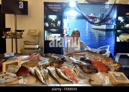 Lisbona, Portogallo. Xvi Apr, 2016. Un venditore sta dietro un cavalletto di frutti di mare al pesce e sapori buongustai evento a Lisbona, Portogallo, 16 aprile 2016. La nona edizione del Pesce e sapori buongustai caso calci fuori qui il 7 aprile 2016, con un numero di internazionalmente rinomato chef partecipanti. La manifestazione si concluderà il 17 aprile. © Zhang Liyun/Xinhua/Alamy Live News Foto Stock