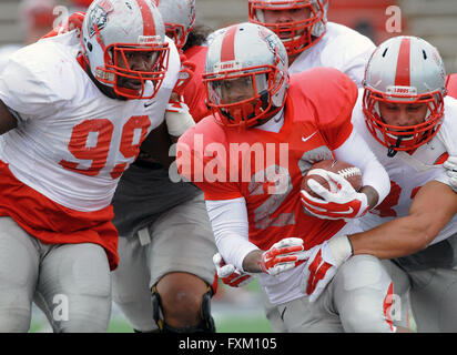 Albuquerque, NM, Stati Uniti d'America. Xvi Apr, 2016. Proprio la #20 Daryl Chestnut tis nella presa della #33 Alex Hart come #99 Taylor Timmons teste in per assistere su affrontare nella loro scrimmage sabato presso la University Stadium. Sabato, Aprile. 16, 2016. © Jim Thompson/Albuquerque ufficiale/ZUMA filo/Alamy Live News Foto Stock