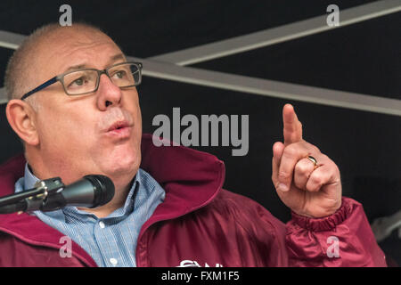 Londra, Regno Unito. 16 Aprile, 2016. Lavoratori di comunicazione europea Segretario generale Dave Ward parlando a Trafalgar Square rally dopo l Assemblea dei popoli contro l'austerità marzo chiedendo la fine della privatizzazione del NHS, abitazioni sicure per tutti, affitto di controllo e un fine agli attacchi sugli alloggi sociali, un fine agli impieghi precari e la demolizione del Sindacato di Bill, le tasse di iscrizione e la marketisation dell'istruzione. Peter Marshall / Alamy Live News Foto Stock