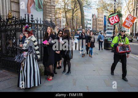 Londra, Regno Unito. 16 Aprile, 2016. Un anti-austerità protester passa elegantemente vestito di accodamento delle donne al di fuori del National Portrait Gallery dopo il mese di marzo per la salute, case, posti di lavoro e di istruzione organizzata dall'assemblea del popolo. Credito: Mark Kerrison/Alamy Live News Foto Stock