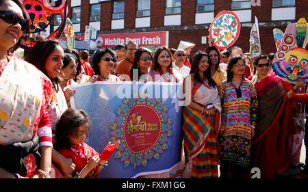 Toronto, Canada. Xvi Apr, 2016. Persone provenienti da comunità Bengaladesh holding street celebrazione per il bengali Nuovo Anno in Danforth e Victoria Park Avenue area, Toronto, Canada Credit: CharlineXia/Alamy Live News Foto Stock