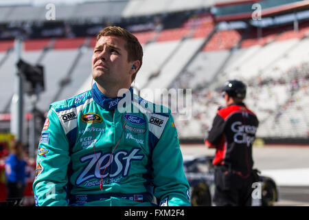 Bristol, TN, Stati Uniti d'America. Xv Apr, 2016. Bristol, TN - Apr 15, 2016: Ricky Stenhouse Jr (17) tenta di qualificarsi per il cibo città 500 al Bristol Motor Speedway in Bristol, TN. © csm/Alamy Live News Foto Stock