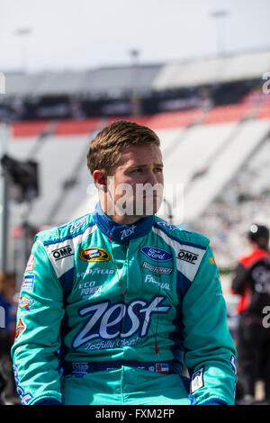 Bristol, TN, Stati Uniti d'America. Xv Apr, 2016. Bristol, TN - Apr 15, 2016: Ricky Stenhouse Jr (17) tenta di qualificarsi per il cibo città 500 al Bristol Motor Speedway in Bristol, TN. © csm/Alamy Live News Foto Stock