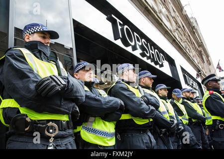 Londra, Regno Unito. 16 Aprile, 2016. Gli ufficiali di polizia bloccare l'ingresso del ramo del filamento di Topshop nel corso di una protesta da parte di militanti dal sindacato United voci del mondo e i membri della classe guerra alla chiamata per la reintegrazione del 'Topshop 2', due pulitori contratta per il Britannia gruppo di servizi che sono stati sospesi dopo che hanno aderito a un sindacato e hanno protestato contro i loro salari. Regno voci del mondo ha lanciato una campagna per un vivere a Londra salario di £9.40 a Topshop nel febbraio 2016. Credito: Mark Kerrison/Alamy Live News Foto Stock