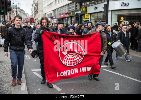 Londra, Regno Unito. 16 Aprile, 2016. Gli attivisti da Londra IWW marzo lungo il filamento durante una manifestazione di protesta per chiedere la reintegrazione del 'Topshop 2', due pulitori contratta per il Britannia gruppo di servizi che sono stati sospesi dopo che hanno aderito a un sindacato e hanno protestato contro i loro salari. Regno voci del mondo ha lanciato una campagna per un vivere a Londra salario di £9.40 a Topshop nel febbraio 2016. Credito: Mark Kerrison/Alamy Live News Foto Stock