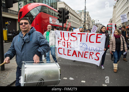 Londra, Regno Unito. 16 Aprile, 2016. Gli attivisti del sindacato United voci del Mondo marzo lungo il filamento durante una manifestazione di protesta per chiedere la reintegrazione del 'Topshop 2', due pulitori contratta per il Britannia gruppo di servizi che sono stati sospesi dopo che hanno aderito a un sindacato e hanno protestato contro i loro salari. Regno voci del mondo ha lanciato una campagna per un vivere a Londra salario di £9.40 a Topshop nel febbraio 2016. Credito: Mark Kerrison/Alamy Live News Foto Stock