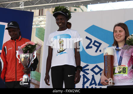 A Belgrado, in Serbia. Xvi Apr, 2016. Stellah Barsosio Jepngetich (c) del Kenya pone durante la cerimonia di premiazione dopo la XXIX Maratona di Belgrado in Serbia, a Belgrado, il 16 aprile 2016. Jepngetich ha vinto la donna della medaglia d'oro con un tempo di 2 ore e 43 minuti e 41 secondi. © Nemanja Cabric/Xinhua/Alamy Live News Foto Stock