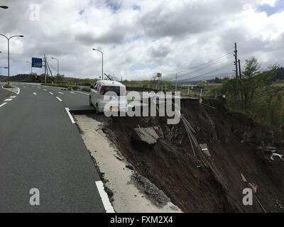 Kumamoto. Xvii Apr, 2016. Foto realizzata il 17 aprile 2016 illustra un filamento auto presso una strada distrutta nella Prefettura di Kumamoto nel sud-ovest del Giappone. Un potente grandezza-7.3 sisma ha colpito l'isola di Kyushu in Giappone sudoccidentale Sabato precoce appena un giorno dopo un considerevole foreshock ha colpito la regione con il numero di incidenti mortali fermo ora a 41 secondo le ultime cifre di domenica. Credito: Hua Yi/Xinhua/Alamy Live News Foto Stock