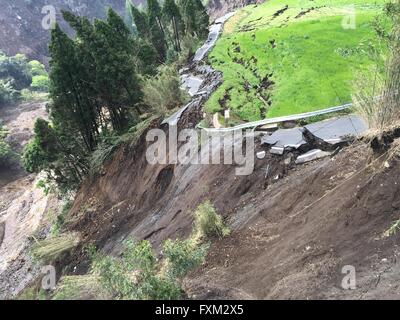 Kumamoto. Xvii Apr, 2016. Foto realizzata il 17 aprile 2016 illustra una frana dopo un terremoto nella Prefettura di Kumamoto nel sud-ovest del Giappone. Un potente grandezza-7.3 sisma ha colpito l'isola di Kyushu in Giappone sudoccidentale Sabato precoce appena un giorno dopo un considerevole foreshock ha colpito la regione con il numero di incidenti mortali fermo ora a 41 secondo le ultime cifre di domenica. Credito: Hua Yi/Xinhua/Alamy Live News Foto Stock