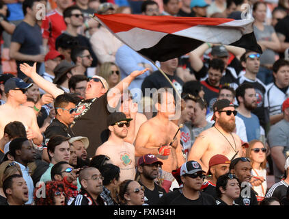 Washington, DC, Stati Uniti d'America. Xvi Apr, 2016. 20160416 - D.C. Regno tifosi il tifo per la loro squadra contro Toronto FC nella seconda metà a RFK Stadium di Washington. © Chuck Myers/ZUMA filo/Alamy Live News Foto Stock