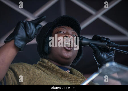 Londra, Regno Unito. 16 Aprile, 2016. Phyll Opoku-Gyimah, co-fondatore del Regno Unito orgoglio nero, indirizzi di marzo per la salute, case, posti di lavoro e di istruzione in Trafalgar Square. Credito: Mark Kerrison/Alamy Live News Foto Stock