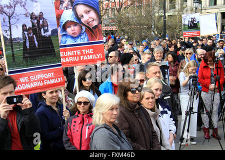 Oslo, Norvegia. Xvi Apr, 2016. La gente a prendere parte a una protesta contro la Norvegia è il benessere dei bambini servizio in modo aggressivo per prendere i bambini dai loro genitori a Oslo, Norvegia, Aprile 16, 2016. I sostenitori di dimostrazione riempito fino a una piazza nel centro di Oslo sabato come parte delle proteste globali contro la Norvegia è il benessere dei bambini servizio in modo aggressivo per prendere i bambini dai loro genitori, molte delle quali di origine straniera. Credito: Zhang Shuhui/Xinhua/Alamy Live News Foto Stock