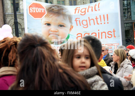 Oslo, Norvegia. Xvi Apr, 2016. La gente a prendere parte a una protesta contro la Norvegia è il benessere dei bambini servizio in modo aggressivo per prendere i bambini dai loro genitori a Oslo, Norvegia, Aprile 16, 2016. I sostenitori di dimostrazione riempito fino a una piazza nel centro di Oslo sabato come parte delle proteste globali contro la Norvegia è il benessere dei bambini servizio in modo aggressivo per prendere i bambini dai loro genitori, molte delle quali di origine straniera. Credito: Zhang Shuhui/Xinhua/Alamy Live News Foto Stock