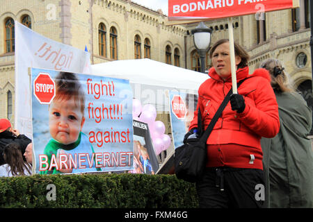 Oslo, Norvegia. Xvi Apr, 2016. Una donna incinta prende parte a una protesta contro la Norvegia è il benessere dei bambini servizio in modo aggressivo per prendere i bambini dai loro genitori a Oslo, Norvegia, Aprile 16, 2016. I sostenitori di dimostrazione riempito fino a una piazza nel centro di Oslo sabato come parte delle proteste globali contro la Norvegia è il benessere dei bambini servizio in modo aggressivo per prendere i bambini dai loro genitori, molte delle quali di origine straniera. Credito: Zhang Shuhui/Xinhua/Alamy Live News Foto Stock