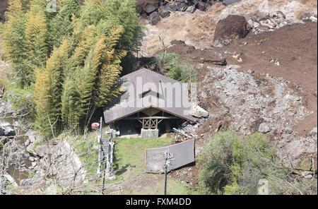 Kumamoto, Prefettura di Kumamoto nel sud-ovest del Giappone. Xvii Apr, 2016. Foto realizzata il 17 aprile 2016 illustra una frana dopo un terremoto in Minami-Aso, Prefettura di Kumamoto nel sud-ovest del Giappone, il 17 aprile 2016. Un potente grandezza-7.3 sisma ha colpito l'isola di Kyushu in Giappone sudoccidentale Sabato precoce appena un giorno dopo un considerevole foreshock ha colpito la regione con il numero di incidenti mortali fermo ora a 41 secondo le ultime cifre di domenica. Credito: Liu Tian/Xinhua/Alamy Live News Foto Stock