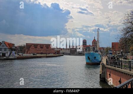 Gdansk, Polonia 16th, Aprile 2016 Vista generale del fiume Motlawa canal A Danzica Centro citta'. Il governo polacco prevede di spendere 60 miliardi di PLN sull'acqua di rete di autostrade in polonia per costruire una rete di acqua che collega il nord e il sud del paese. Il piano prevede il regolamento e l' approfondimento dei fiumi esistenti e la costruzione di nuovi canali e briglie impegnative. Trasporto di acqua dalla legge nad Giustizia (PI) di governo, ha per sostituire il trasporto su strada. Credito: Michal Fludra/Alamy Live News Foto Stock