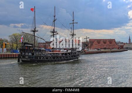 Gdansk, Polonia 16th, Aprile 2016 imbarcazione da diporto Pirat è visto sul fiume Motlawa canal A Danzica Centro citta'. Il governo polacco prevede di spendere 60 miliardi di PLN sull'acqua di rete di autostrade in polonia per costruire una rete di acqua che collega il nord e il sud del paese. Il piano prevede il regolamento e l' approfondimento dei fiumi esistenti e la costruzione di nuovi canali e briglie impegnative. Trasporto di acqua dalla legge nad Giustizia (PI) di governo, ha per sostituire il trasporto su strada. Credito: Michal Fludra/Alamy Live News Foto Stock